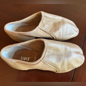 Great condition girls Bloch jazz shoes.